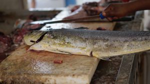 Découpe dorade, Marché aux poissons de Baille-Argent, Insolite Guadeloupe