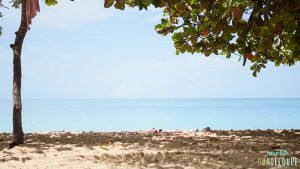 Plage du Souffleur, Port-Louis, Guadeloupe ambiance detente. Insolite Guadeloupe Voyage