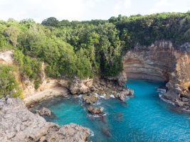 Anse Castalia, vue aerienne drone de la crique et des falaises. Anse-Bertrand, Guadeloupe.